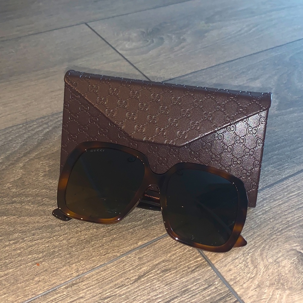 Oversized Gucci sunnies